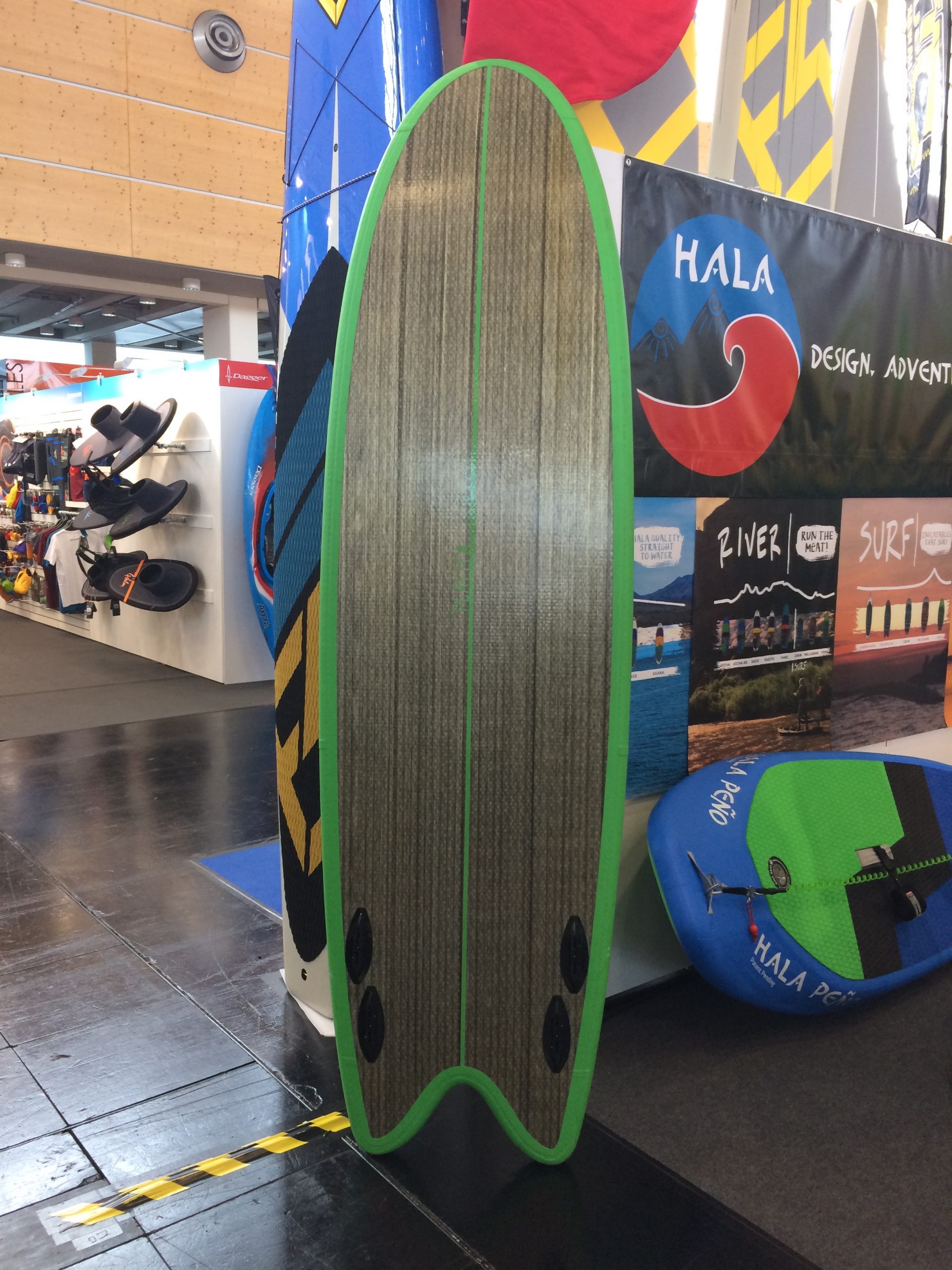 Hala’s Playita combines their carbon technology with their double stack technology that uses two chambers to add stiffness and a stronger rail.