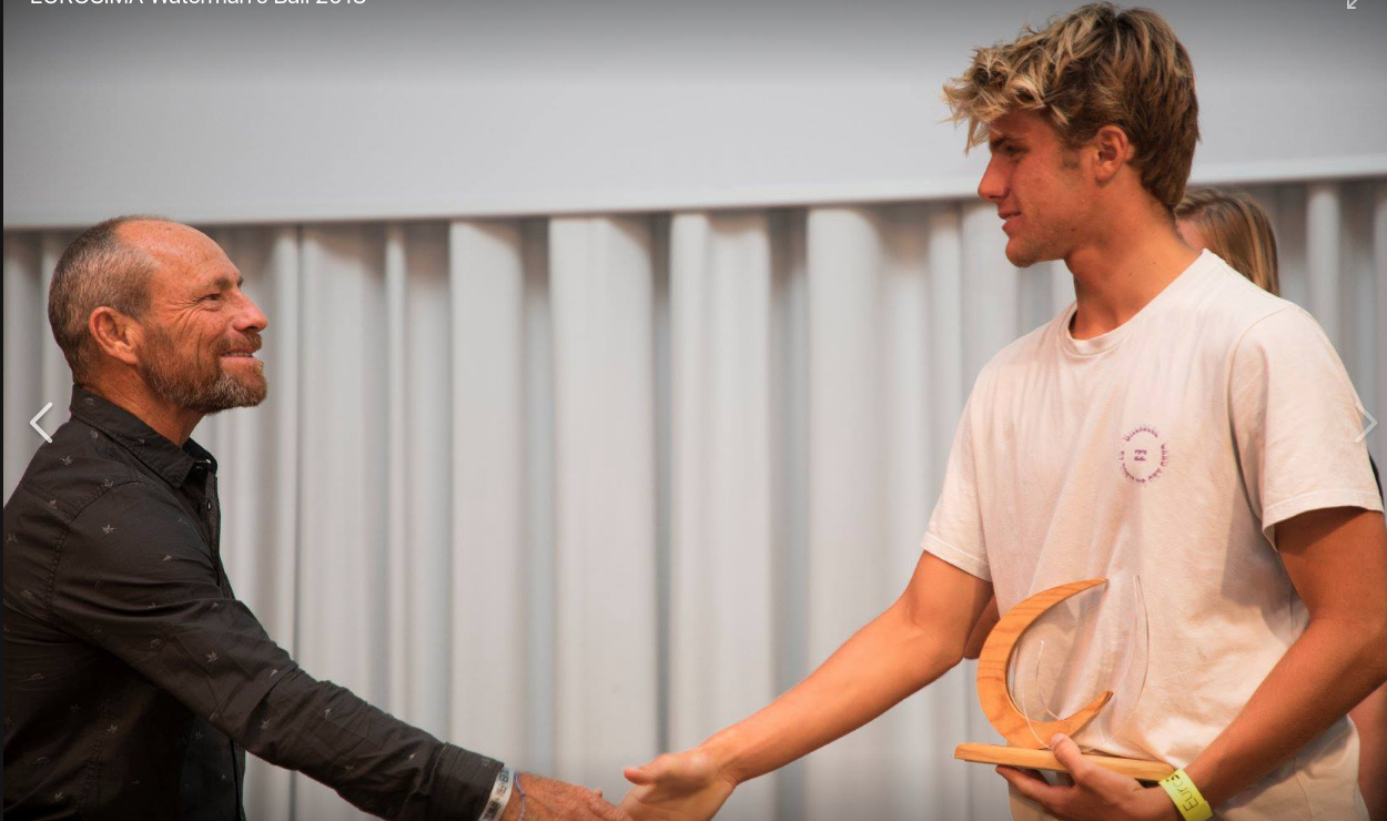 Tom Carroll handing over the rookie of the year award to Justin Becret