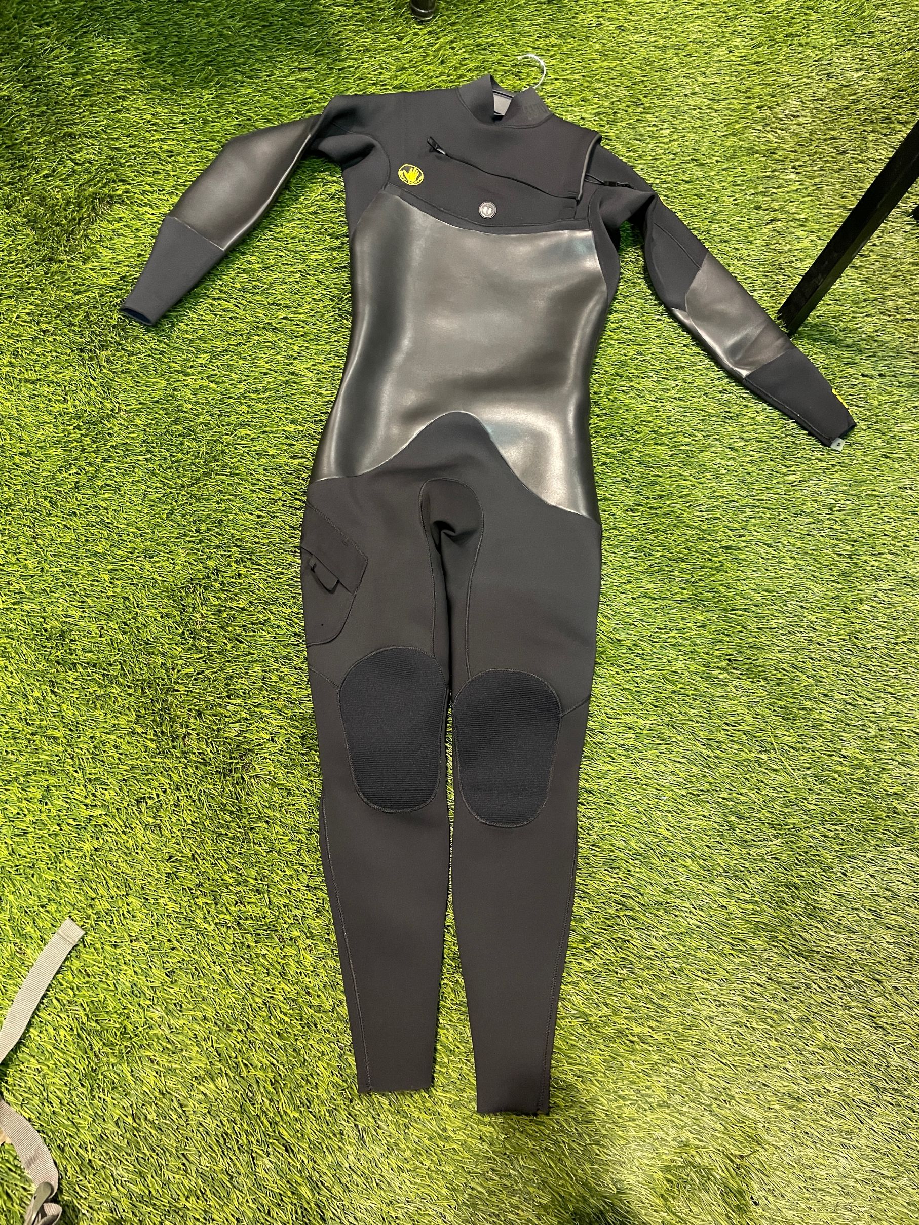 Body Glove’s new 5373 chest zip suit  with new internal fibre that stores body heat