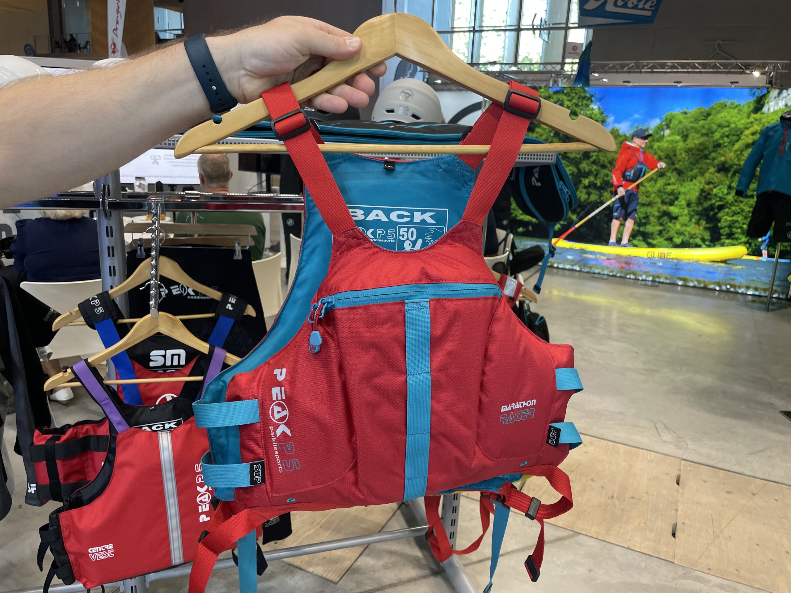 Peak’s marathon race vest with hydration pocket in back and easy ajustable straps