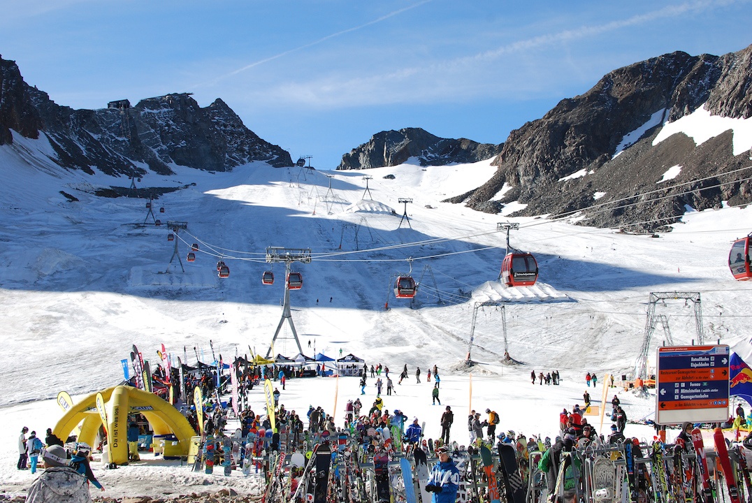 1 Moreboards Stubai Premiere   not that much snow yet but plenty of snow enthusiasts eager to shred.JPG