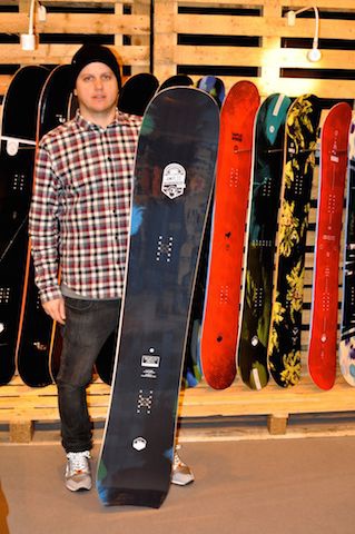 Amplid's Marketing Guy, Rich Ewbank with their Morning Glory. This snowboard has a short effective edge with 1cm of taper. Wide, rockered nose for powder flotation and camber under the back foot for control.