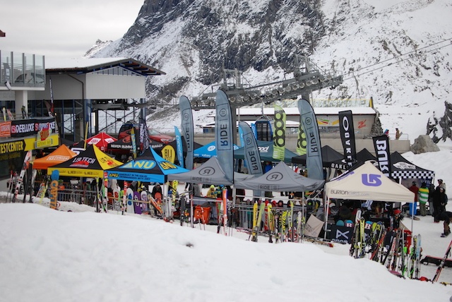 As in previous years, the test center at the Fernerhaus, one gondola ride from the peak, offered all the latest gear up for complimentary testing.